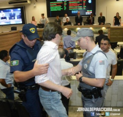 servidor-piracicaba-biblia servidor expulso leitora bíblia piracicaba