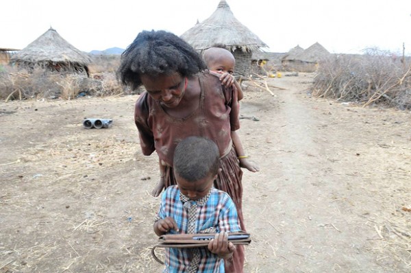 criança etiópia tablet
