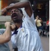 Skinhead divulga foto enforcando morador de rua e revolta internautas