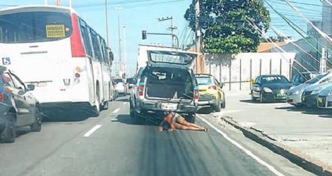 viatura pm arrasta mulher