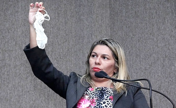Vereadora Aracaju calcinha camara protesto