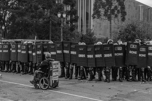 professores paraná pm guerra