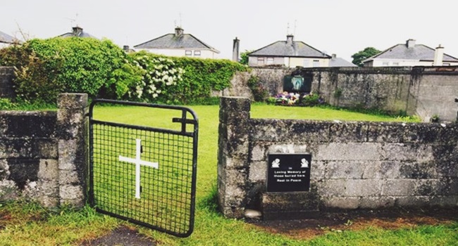 bebês são achados em fossa orfanato católico na Irlanda