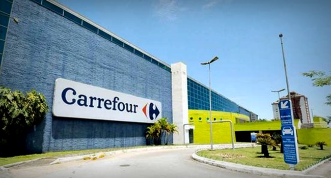 Carrefour obriga funcionária roupa