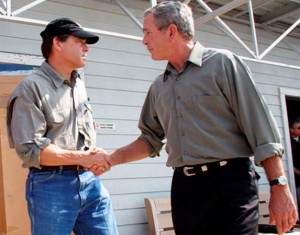 Perry cumprimenta Bush