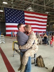 beijo gay soldado eua marinheiros