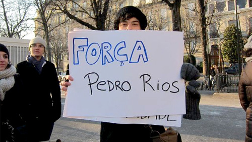 Manifestante, em Paris, segura cartaz de apoio à Pedro Rios