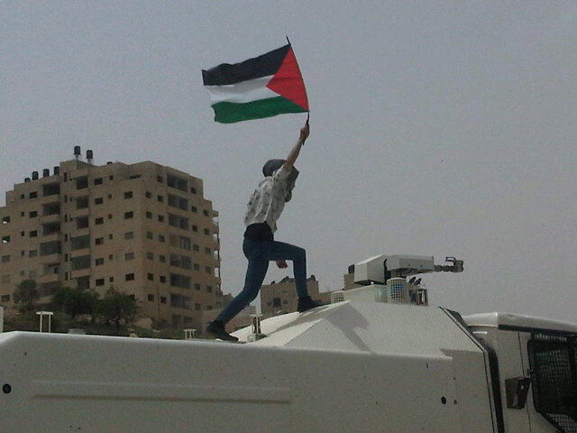 Jovem palestina escala tanque e desafia exército israelense, que reage covardemente 