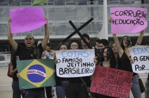 alunos protestam contra Cotas particulares brasília