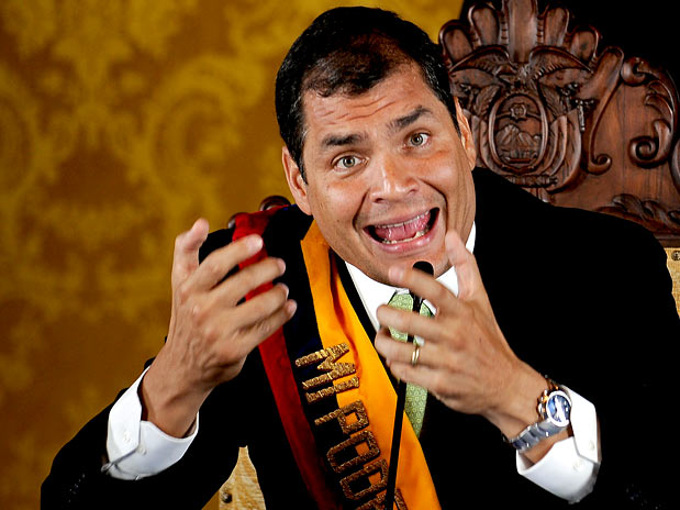 rafael correa Equador reduz lucro dos bancos