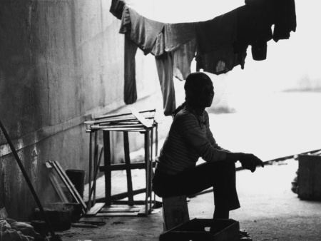 morador rua bebe droga