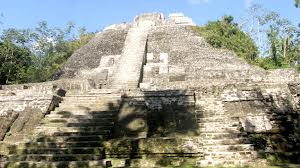 pirâmide maia destruiída