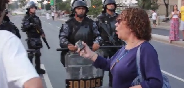 A senhora que falou poucas e boas para a Tropa de Choque