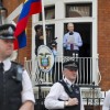 Julian Assange completa 1 ano refugiado em 'espremido asilo político' assange-equador