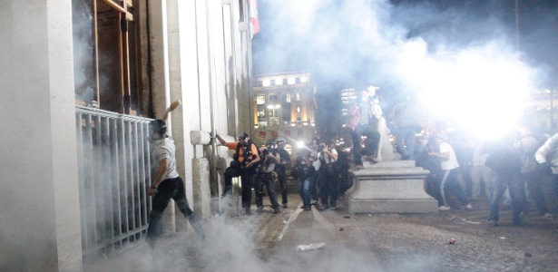 Fascistas tomaram conta manifestantes atacam prefeitura sp