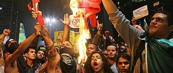 manifestantes atacam partidos queimam bandeiras