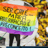 ativista-bandeira-gay