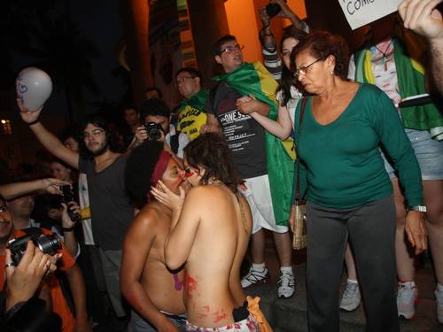 beijo gay visita papa brasil