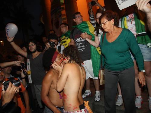 beijo gay visita papa brasil