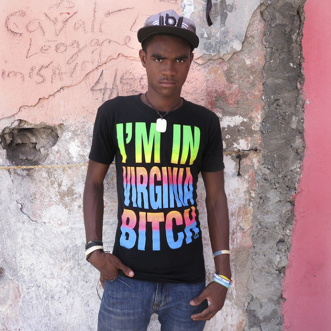 Haitianos vestem camisas com frases estranhas doadas pelos EUA