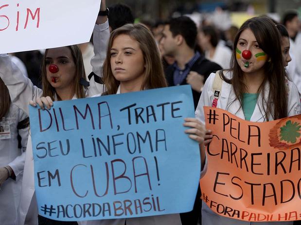 Resultado de imagem para médicos e estudantes de medicina contra Dilma
