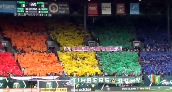 Torcida faz mosaico contra a homofobia organizada