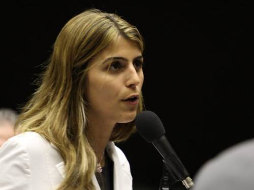 deputada Manuela D’Ávila rebate machismo de Duarte Nogueira