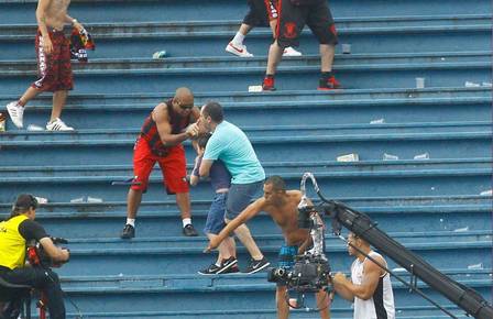 Torcedor do atlético paranaense se aproxima de pai e filho