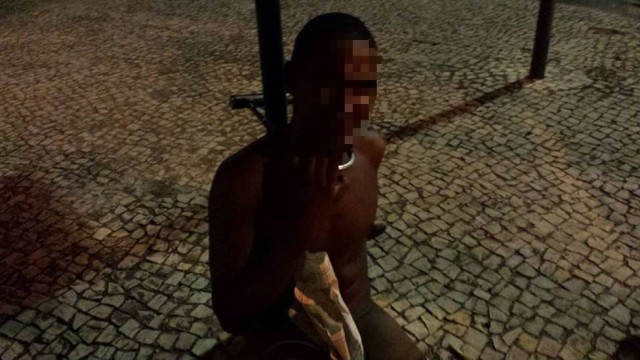 Jovem negro é acorrentado justiceiros rio de janeiro