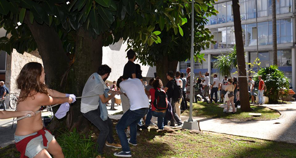 ufpr estudantes derrubam estátua de ministro do pós-golpe ditadura