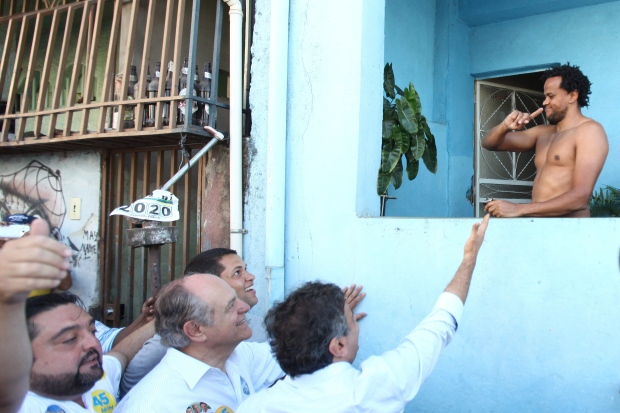 aécio neves vácuo favela bh