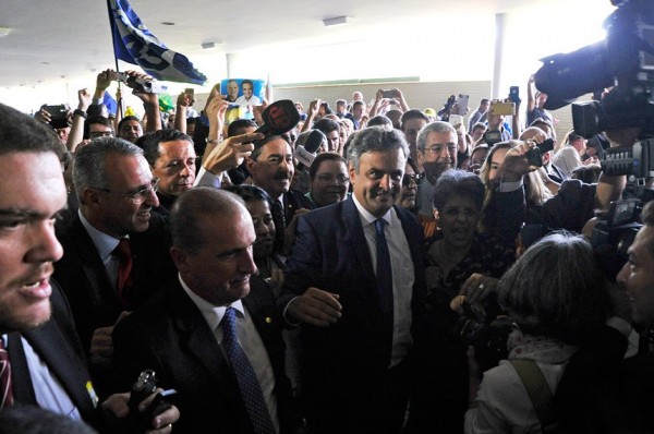 Aécio provoca comoção retorno ao Senado critica impeachment