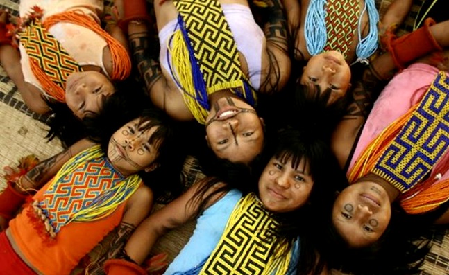 Meninas indigenas aldeia Karaja