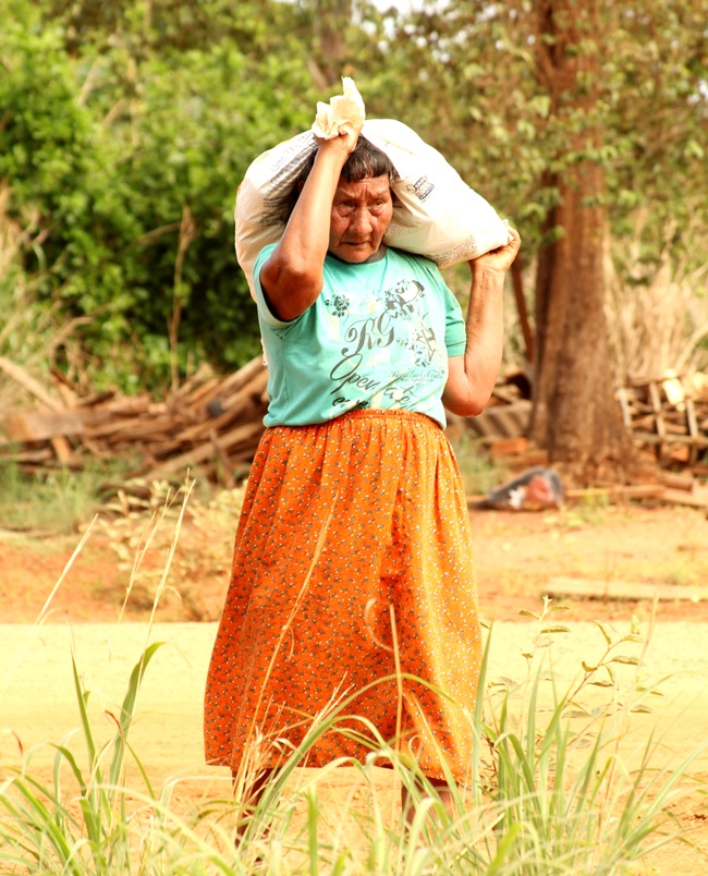 mulher india xavante trabalhando