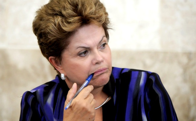 dilma rousseff governo esquerda pt caneta 