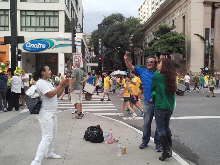 manifestação impeachment dilma babá criança