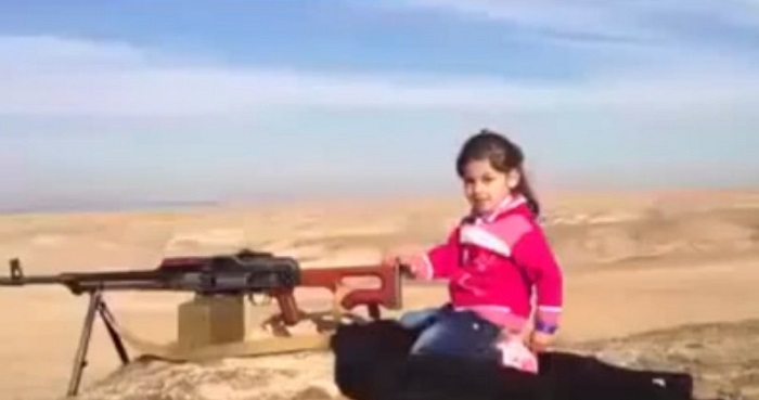 menina metralhadora curdos estado islâmico