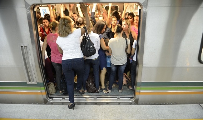 jovem encoxada metrô sp