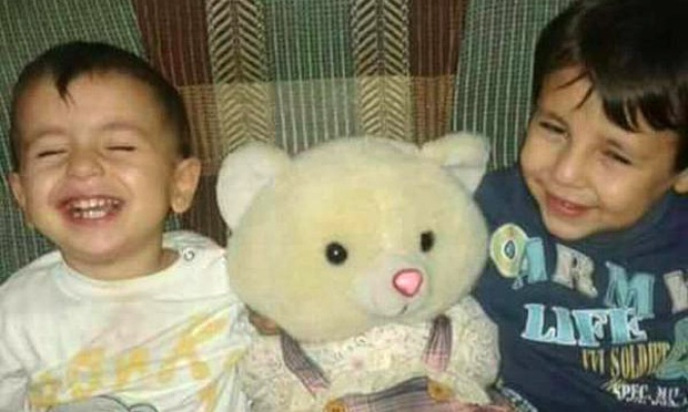 Aylan Kurdi (esq) tinha apenas 3 anos