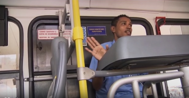 racismo ônibus passageira cobrador