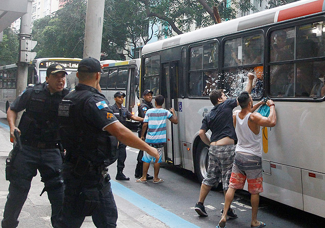 Lutadores de academia justiceiros atacar suspeitos de assalto