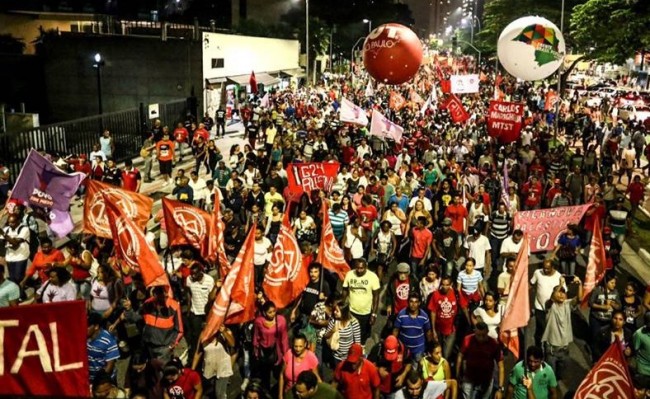 Manifestantes globo golpe