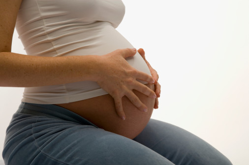 mulher esconde gravidez grávida