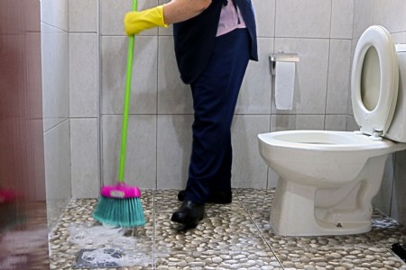 trabalhadora terceirizada limpeza