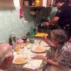 policiais-italianos-cozinham-velhinhos-tristeza