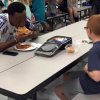 Menino autista que almoçava sozinho na escola é surpreendido por atleta autista-almocava-sozinho-escola-surpreendido-atleta