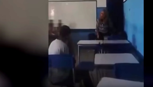 professora chama estudante macaco sala vídeo