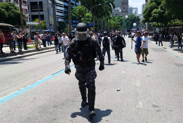 policiais abandonam repressão manifestantes