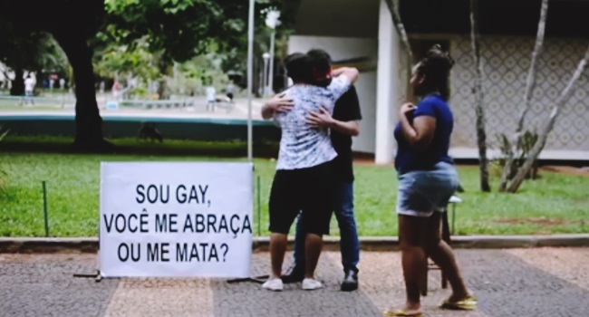 jovem experimento gay abraça mata uberlândia