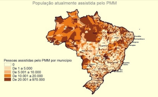 No segundo mapa da figura 1, estimou-se a futura cobertura do Programa Mais Médicos caso a cooperação com o governo cubano não seja continuada, e o impacto é grande. Nota-se que os números praticamente se invertem, com apenas 1.569 municípios atendidos pelo programa e 4.001 descobertos. Apenas os estados do Ceará, Distrito Federal, além do Pará e Amazonas por terem municípios territorialmente grandes, apresentam cerca de metade ou mais de seus territórios cobertos pela parceria. Todos os demais estados sofreriam drasticamente pela redução do atendimento, o que causaria, além de desatendimento, uma sobrecarga no sistema público de atenção básica atual. A distribuição da população atualmente atendida pelo PMM é demonstrada no primeiro mapa da figura 2, e percebe-se o contorno de cidades com as tonalidades laranja e marrom (acima de 10.000 pessoas atendidas por município) predominando no território nacional, sobretudo nas regiões Norte e Nordeste, bem como nos polos urbanos de médio e grande porte de todas as regiões. Estados como São Paulo (8,7 milhões de pessoas assistidas), Bahia (5,9 milhões), Minas Gerais 5,4 milhões), Ceará (5,1 milhões) e Rio Grande do Sul (4,4 milhões) são os com o maior número de pessoas beneficiadas pelos atendimentos do Programa.